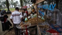 Jika lapar, ada banyak pedagang di Rest Area Gunung Mas.
