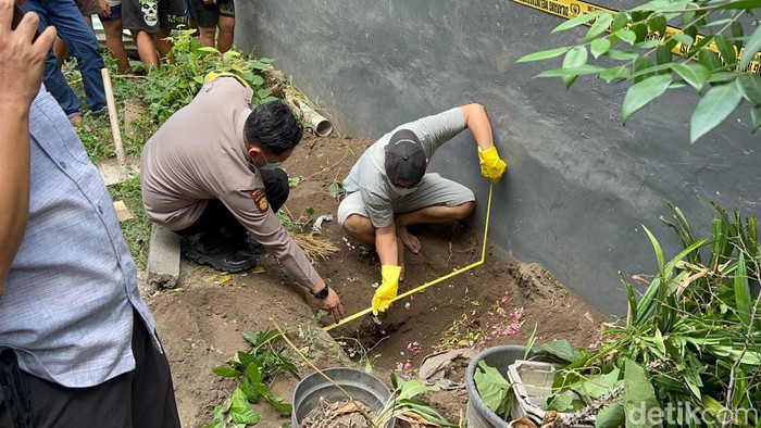 Lokasi tempat jenazah balita di Kediri diduga korban pembunuhan dikubur di samping rumah.