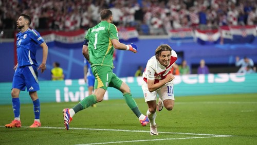 Croatias Luka Modric celebrates after scoring his sides opening goal during a Group B match between Croatia and Italy at the Euro 2024 soccer tournament in Leipzig, Germany, Monday, June 24, 2024. (AP Photo/Ebrahim Noroozi)