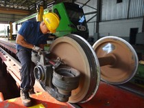 Melihat Perawatan Kereta Api Minangkabau Ekspress