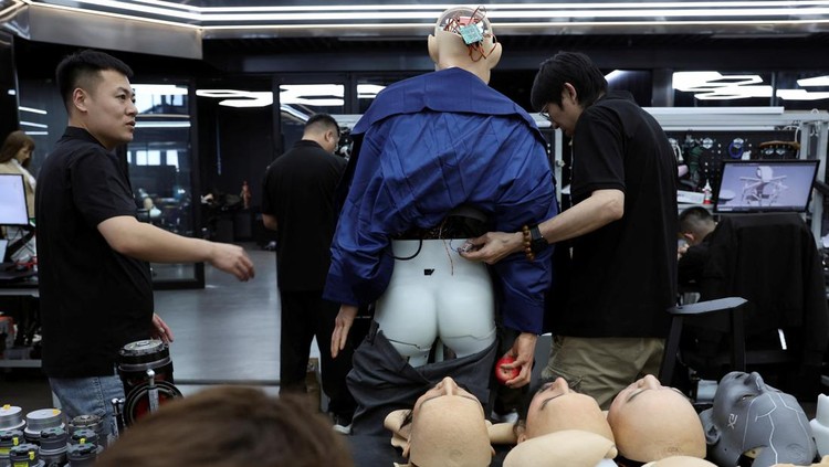 Mengintip Pabrik Robot Humanoid di China, Bikin Takjub Employees work at the office of humanoid robots developer Ex-Robots in Dalian, Liaoning province, China June 6, 2024. REUTERS/Florence Lo