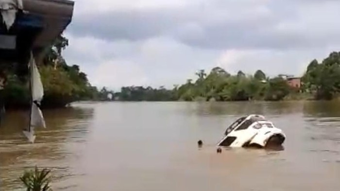 Mobil yang dikemudikan Kapolsek Katingan Hulu Ipda Ali Harahap tenggelam di sungai.