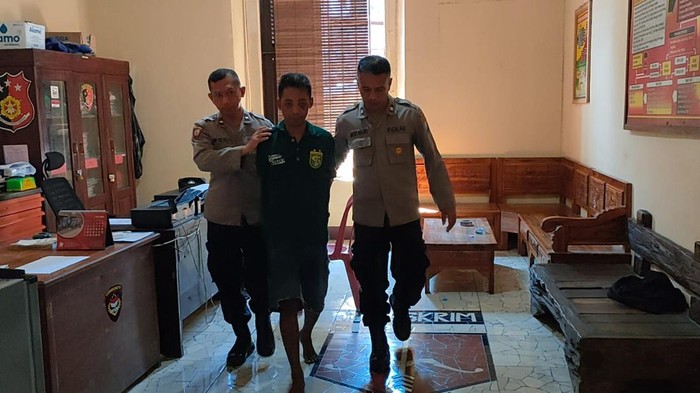Mustofa, pelaku curanmor saat dikeler di Mapolsek Pajarakan, Probolinggo