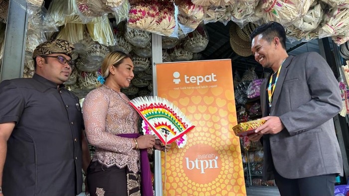 Ni Luh Mariani, penguasa penjor dan janur di Desa Dalung, Kecamatan Kuta Utara, Badung, menerima pencairan pembiayaan dari BTPN Syariah, Selasa (25/6/2024). (Agus Eka Purna Negara/detikBali)