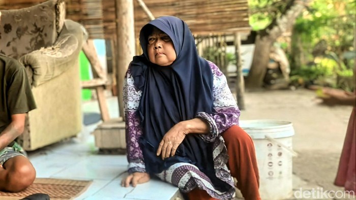 Nining (67) mengaku kehilangan cucunya, perasaaanya tak menentu kala sesosok tengkorak ditemukan di kebun kosong