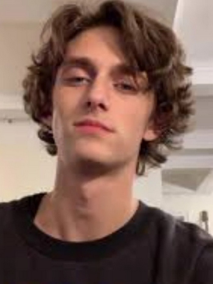 Pacar Suri Cruise, Toby Coben