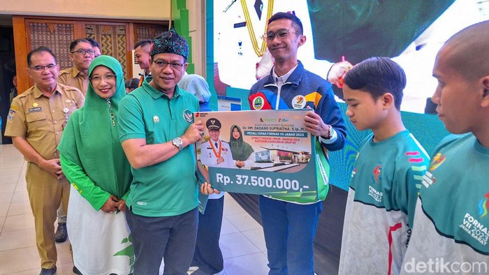 Pegiat marching band saat diberi uang kadeudeuh oleh Bupati Bandung, Dadang Supriatna.