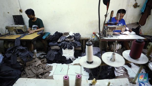 Pembuatan pakaian di industri rumahan kawasan Jakarta, Selasa (25/6/2024). (CNBC Indonesia/Tri Susilo)