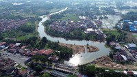 Foto udara pengerjaan pengendalian banjir rob di Sungai Batang Kandis, Lubuk Buaya, Padang, Sumatera Barat, Selasa (25/6/2024).