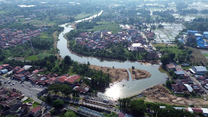 Penampakan Banjir Rob di Bantaran Sungai Batang Kandis Foto udara pengerjaan pengendalian banjir rob di Sungai Batang Kandis, Lubuk Buaya, Padang, Sumatera Barat, Selasa (25/6/2024). Balai Wilayah Sungai Sumatera V akan membangun sistem polder di bantaran Sungai Batang Kandis sebagai salah satu upaya pengendalian banjir rob dan luapan sungai dengan menampung air dari drainase masyarakat. ANTARA FOTO/Iggoy el Fitra/rwa.