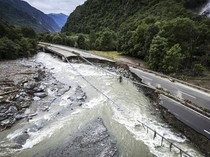 Penampakan Jalan Raya di Swiss Hancur Diterjang Banjir
