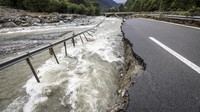 Pihak berwenang Swiss mengatakan bahwa sebagian jalan raya A13 menuju Italia telah terendam seluruhnya dan hancur akibat banjir.  