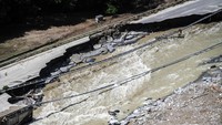 Badai petir besar dan curah hujan tinggi menyebabkan situasi banjir pada Jumat malam dan setelahnya tanah longsor di lembah Misox. AP/Samuel Golay