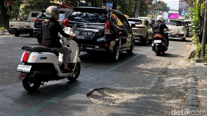 Penampakan lubang besar di jalur khusus sepeda di Jalan LRRE Marthadinata, Kota Bandung