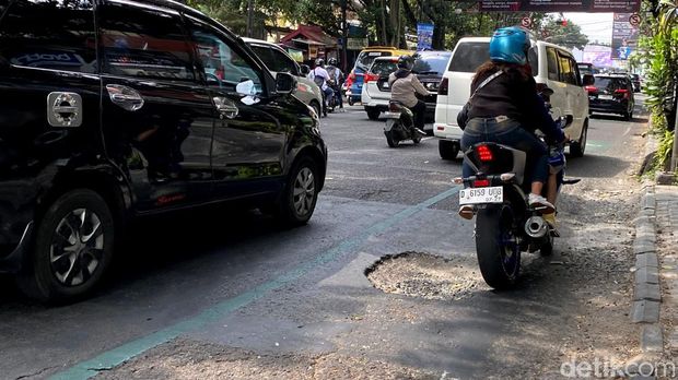 Penampakan lubang besar di jalur khusus sepeda di Jalan LRRE Marthadinata, Kota Bandung