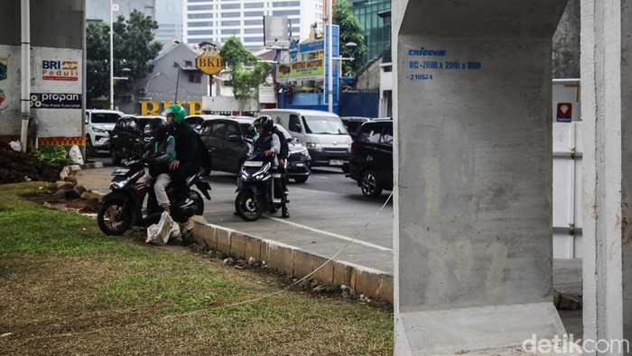 Penampakan Macetnya Jalan Satrio Jaksel Imbas Galian Gorong-gorong Para pengendara melintasi proyek gorong-gorong yang memotong jalan di Jl Satrio, Setiabudi, Jakarta Selatan, Selasa (25/6/2024). Proyek gorong-gorong tersebut diperkirakan selesai akhir Agustus.