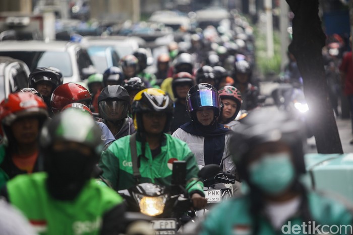Para pengendara melintasi proyek gorong-gorong yang memotong jalan di Jl Satrio, Setiabudi, Jakarta Selatan, Selasa (25/6/2024). Proyek gorong-gorong tersebut diperkirakan selesai akhir Agustus.