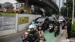 Penampakan Macetnya Jalan Satrio Jaksel Imbas Galian Gorong-gorong