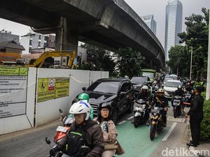 Penampakan Macetnya Jalan Satrio Jaksel Imbas Galian Gorong-gorong