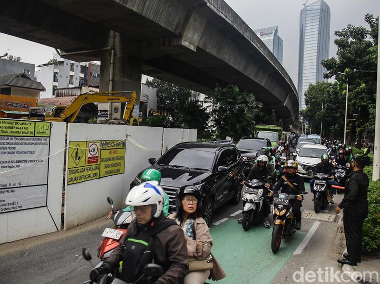 Penampakan Macetnya Jalan Satrio Jaksel Imbas Galian Gorong-gorong