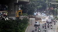 Dampaknya, proyek gorong-gorong yang tepat berada di putaran balik tersebut membuat kemacetan dari arah Tanah Abang maupun dari Kampung Melayu.  