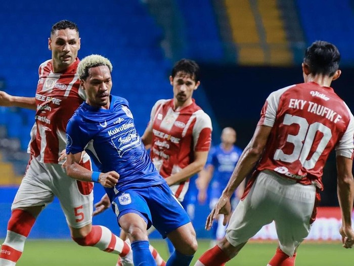 Penampilan Giovani Numberi (biru) saat PSIS Semarang melawan Persis Solo. Diunggah Selasa (25/6/2024).