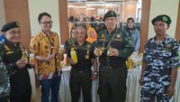 Disisi lain jerry juga meminta kepada seluruh elemen masyarakat untuk tidak malu menggunakan produk lokal dan mengenalkannya di dunia internasional.