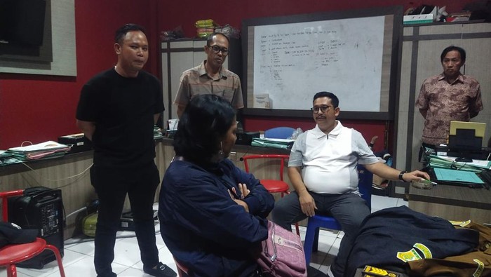 Perempuan di Probolinggo pegawai kejaksaan gadungan saat ditangkap