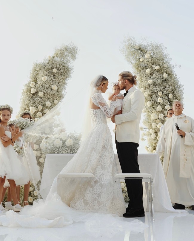 Karius meresmikan hubungannya dengan Diletta yang sudah dikarunia seorang anak. Keduanya menikah setelah berpacaran selama dua tahun. Sebelumnya mereka menjalani LDR karena Karius jadi kiper cadangan Newcastle sedangkan istrinya bekerja di Italia. Foto: Instagram