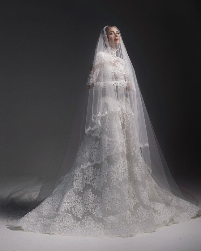 Keduanya mengucap janji sehidup semati berlatar pemandangan laut dan matahari tenggelam. Dalam foto yang diunggah, Karius dan Diletta mengenakan busana putih saat akad nikah.  Foto: Instagram