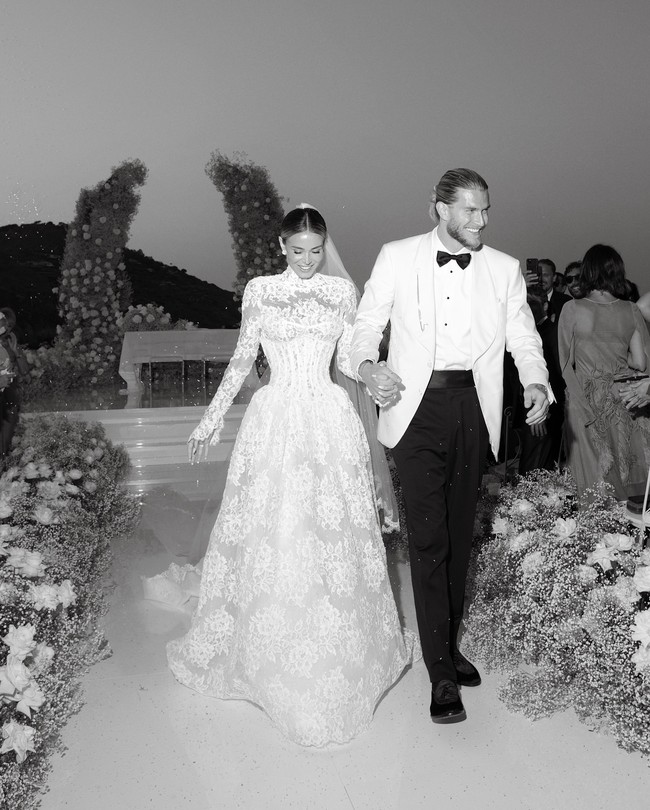 Pesepakbola Loris Karius baru saja menikah dengan presenter televisi Diletta Leotta. Mantan kiper Liverpool tersebut menggelar perayaan meriah namun private di Italia.  Foto: Instagram