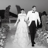 Pesepakbola Loris Karius baru saja menikah dengan presenter televisi Diletta Leotta. Mantan kiper Liverpool tersebut menggelar perayaan meriah namun private di Italia.  Foto: Instagram