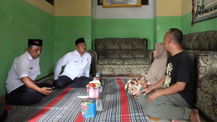 Petugas Kemenag Jombang saat mengunjungi rumah duka jemaah haji yang meninggal di Makah