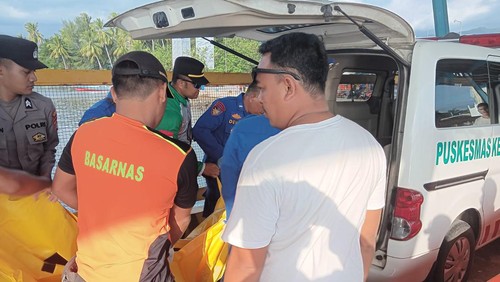 Petugas mengevakuasi WN Taiwan tewas saat snorkeling di perairan Gili Air, Lombok Utara, Selasa (25/6/2024). (Dok. Humas Polres Lombok Utara)