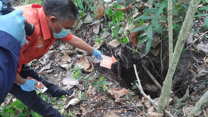 Petugas saat melakukan identifikasi di lokasi penemuan mayat perempuan dengan tangan terikat di Pajangan, Bantul.