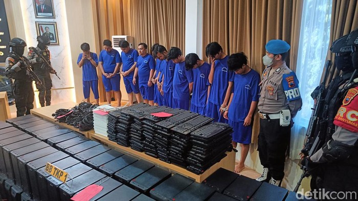 Polisi mengamankan barang bukti sejumlah komputer berikut tersangka dalam kasus judi online di Purwokerto, Selasa (25/6/2024).