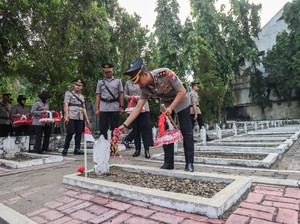 Kenang Pahlawan, Polisi Bojonegoro Tabur Bunga di Makam dan Monumen AP I Rawi