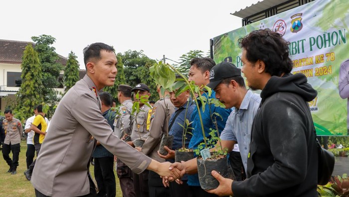 Polres Jombang melakukan tanam bibit pohon