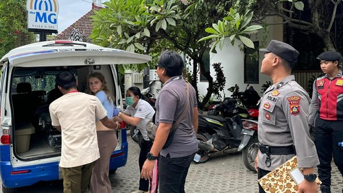 Polsek Nusa Penida bersama tim medis mengevakuasi WN Swiss linglung ke Nusa Medica Clinic, Senin (24/6/2024) (Dok. Polsek Nusa Penida)