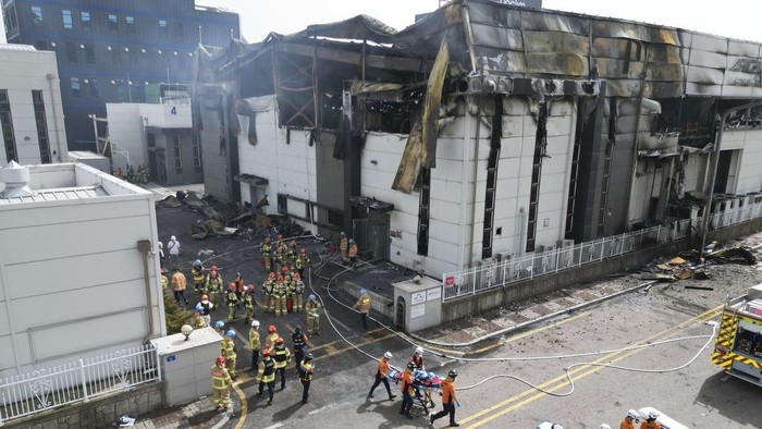 Potret Pabrik Baterai Lithium di Korsel Kebakaran Firefighters carry a body at the site of a fire at a lithium battery manufacturing factory in Hwaseong, South Korea, Monday, June 24, 2024. (Newsis via AP)