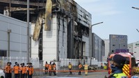 Belum jelas penyebab munculnya ledakan hingga kebakaran. Sebagian besar api baru bisa dipadamkan sekitar enam jam. (AP Photo/Lee Jin-man).