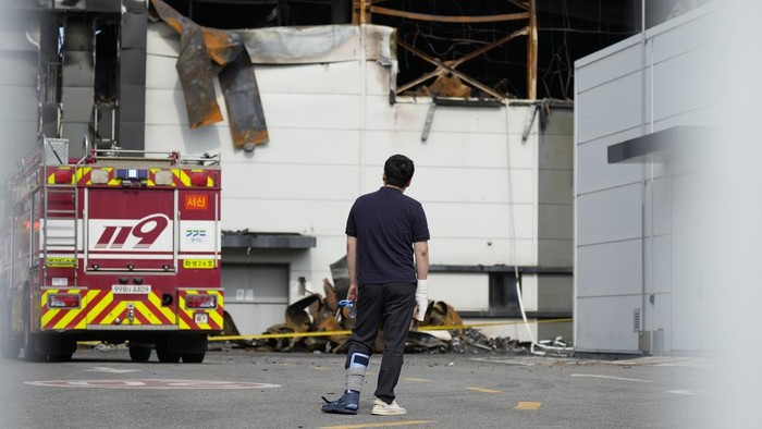 Potret Pabrik Baterai Lithium di Korsel Kebakaran Members of the rescue team search for missing people at the site of a burnt battery manufacturing factory in Hwaseong, South Korea, Tuesday, June 25, 2024. (AP Photo/Lee Jin-man)