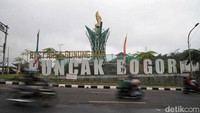 Tempat ini akan menjadi lokasi  relokasi para pedagang kaki lima (PKL) yang berada di pinggir jalan Puncak, Kabupaten Bogor yang kiosnya telah dibongkar.