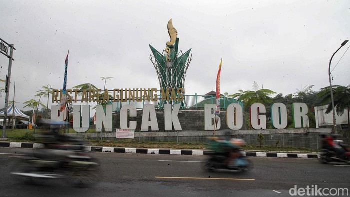 Potret Rest Area Gunung Mas, Tempat Relokasi PKL Jalur Puncak Rest Area Gunung Mas akan jadi tempat relokasi PKL yang berada di pinggir jalan Puncak, Kabupaten Bogor. Situasi rest area tersebut tampak sepi.