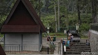 Menurut mereka Rest Area Gunung Mas sepi pembeli dan cuma dapat Rp 50 ribu sehari.