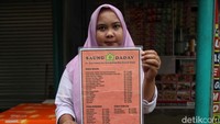 Sejumlah pedagang di Rest Area Gunung Mas menunjukan daftar menu di kiosnya.