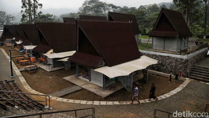 Potret Rest Area Gunung Mas, Tempat Relokasi PKL Jalur Puncak Rest Area Gunung Mas akan jadi tempat relokasi PKL yang berada di pinggir jalan Puncak, Kabupaten Bogor. Situasi rest area tersebut tampak sepi.