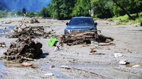 Pihak berwenang telah memperingatkan warga untuk menghindari bagian bawah rumah mereka, termasuk ruang bawah tanah, menjauhi sungai yang meluap, dan tidak parkir di jembatan. Masyarakat juga diimbau untuk tidak merekam atau memotret banjir demi alasan keamanan. AP/Samuel Golay