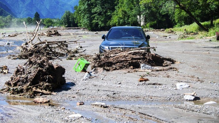 Potret Sisa-sisa Banjir Bandang yang Menerjang Swiss A car is stuck in the mud at the Sorte village, community of Lostallo, Southern Switzerland, after a landslide, caused by the bad weather and heavy rain in the Misox valley, in Lostallo, Southern Switzerland, Saturday, June 22 2024. Massive thunderstorms and rainfall led to a flooding situation on Friday evening after a landslide in the Misox valley. Four people went missing on Saturday morning. Several dozen people had to be evacuated from their homes in the Misox and Calanca regions. (Samuel Golay/Keystone via AP)