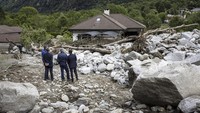 Longsoran batu menghantam tiga rumah di kotamadya Lostallo di lembah Alpen Misox di Graubünden. Operasi pencarian terpaksa dihentikan pada malam hari karena hujan lebat.
